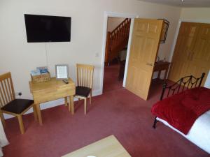 a bedroom with a bed and a desk and a bed and a desk sidx sidx at Birchwood House in Church Stretton