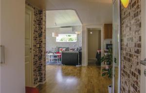 BolmsöにあるBeautiful home in Bolms with 3 Bedrooms and WiFiの廊下(リビングルーム、ダイニングルーム付)