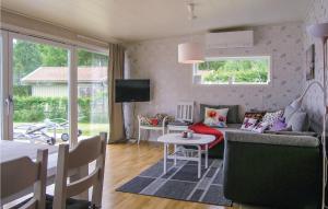 Posezení v ubytování Beautiful home in Bolms with 3 Bedrooms and WiFi