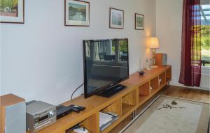 A television and/or entertainment centre at Awesome Home In Frentunna With Ethernet Internet