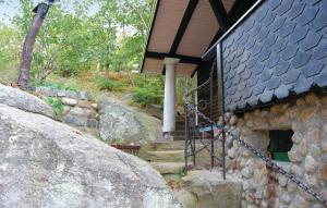 un edificio de piedra con una escalera junto a una casa en Nice Home In Ronneby With House Sea View, en Ronneby