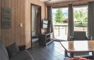 ein Wohnzimmer mit einem Sofa, einem Tisch und einem TV in der Unterkunft Amazing Apartment In Hemsedal With Sauna in Hemsedal