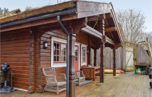 Cabaña de madera con porche y terraza en Awesome Home In Nordtveitgrend With Wifi, en Husa