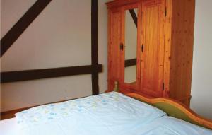 um quarto com um beliche de madeira e um armário de madeira em 1 Bedroom Gorgeous Apartment In Thulendorf-sagerheide em Thulendorf