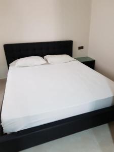 Postel nebo postele na pokoji v ubytování Saramica Seaside apartment