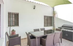 un patio con tavolo, sedie e griglia di Lovely Home In Alberique With Heated Swimming Pool a Alberique