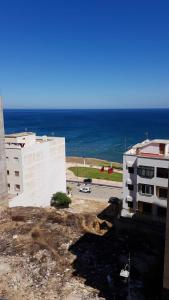 - une vue sur l'océan depuis un bâtiment dans l'établissement Saramica Seaside apartment, à Fnideq