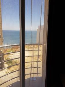 widok na ocean z okna w obiekcie Saramica Seaside apartment w mieście Al-Funajdik