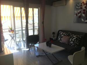 sala de estar con sofá y mesa en Appartement Les Palmiers, en Juan-les-Pins