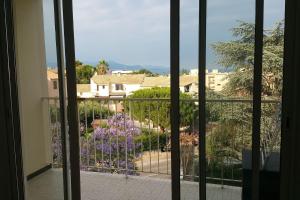 una ventana con vistas al jardín en Le Beauvallon, en Antibes