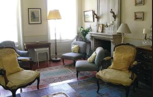 a living room with chairs and a fireplace at Cozy Home In Chablis With Wifi in Chablis