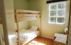 1 dormitorio con litera en una habitación con ventana en Beautiful Home In Trosa With House Sea View, en Trosa