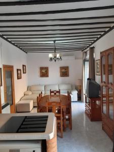 sala de estar con mesa y sofá en Casa Rural San blas, en Almagro