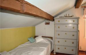 マリアネルンドにあるBeautiful Home In Mariannelund With 2 Bedroomsの小さなベッドルーム(ベッド1台、ドレッサー付)