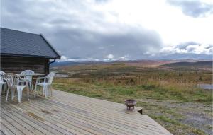 ein Holzdeck mit Tisch und Stühlen auf einer Hütte in der Unterkunft Tallåsen Dagalifjell in Dagali