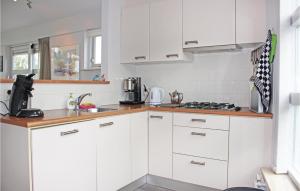 Η κουζίνα ή μικρή κουζίνα στο Amazing Home In Workum With Wifi