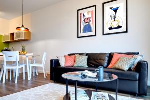 sala de estar con sofá y mesa en Don Kichot Apartment en Breslavia