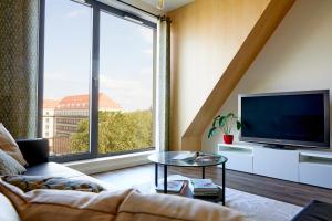 sala de estar con sofá y ventana grande en Don Kichot Apartment en Breslavia