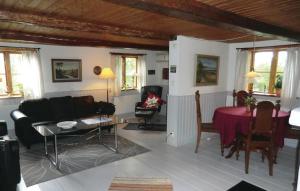 een woonkamer met een bank en een tafel bij Nice Home In Kvidinge With Wifi in Kvidinge