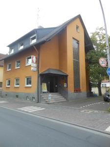 un edificio al lado de una calle en Hotel Henry en Dreieich