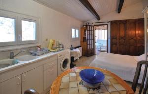 cocina con cama, fregadero y mesa en Cozy Apartment In Roquebrune Sur Argens With Outdoor Swimming Pool en Roquebrune-sur-Argens