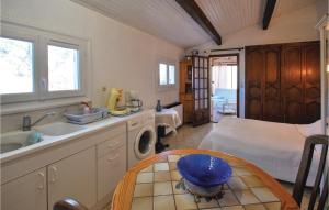 Η κουζίνα ή μικρή κουζίνα στο Nice Apartment In Roquebrune Sur Argens