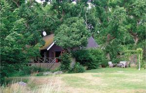 Fjälkingeにある2 Bedroom Beautiful Home In Fjälkingeの庭のテーブルと椅子付きの家