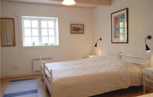 una camera con un grande letto e una finestra di 4 Bedroom Nice Home In Osby a Osby