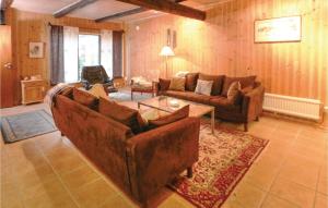 ein Wohnzimmer mit 2 Sofas und einem Tisch in der Unterkunft Stunning Home In Ystad With Kitchen in Ystad