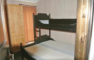 ヘムセダールにあるStunning Apartment In Hemsedal With Wifiの二段ベッド2台とドアが備わる客室です。