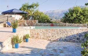 Kolam renang di atau dekat dengan Gorgeous Home In Malaxa, Chania With Kitchen