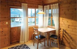 a dining room with a table and chairs and a window at 3 Bedroom Nice Home In Vallavik in Vangsbygd