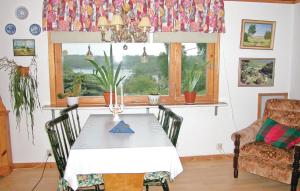 comedor con mesa, sillas y ventana en Beautiful Home In Strngns With 1 Bedrooms And Wifi, en Aspö