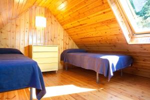 Posteľ alebo postele v izbe v ubytovaní Bungalows Verneda Mountain Resort