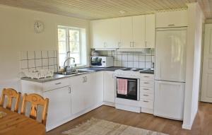 Ett kök eller pentry på Amazing Home In Vittsj With 3 Bedrooms And Wifi
