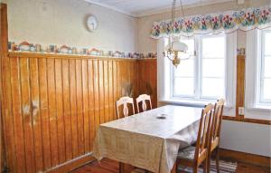 een eetkamer met een tafel en 2 stoelen bij 1 Bedroom Awesome Home In Habo in Habo