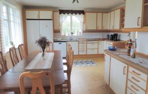 Ett kök eller pentry på Lovely Home In Knred With Lake View