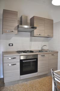 una cucina con piano cottura e lavandino di VIALE REPUBBLICA 307 2 a Pietra Ligure
