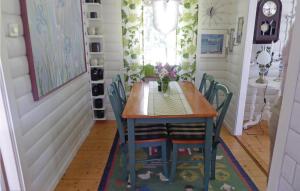 uma sala de jantar com uma mesa de madeira e cadeiras em Amazing Home In Blsta With Wifi em Bålsta
