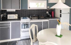 モンステロアスにあるHoliday Home Eklekärsvägen Mönsteråsのキッチン(テーブル、シンク、冷蔵庫付)