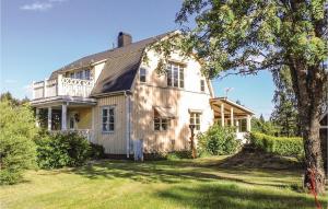 una antigua casa blanca con un gran patio en Stunning Home In Lakene With Wifi en Lakene