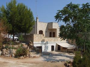 an old stone church with a car parked in front of it at B&B Country House Vereto in Patù