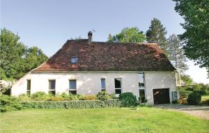 an old white house with a red roof at Awesome Home In St Georges Sur Baulche With 4 Bedrooms And Wifi in Saint-Georges-sur-Baulche