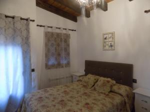 Madroñal的住宿－Casa Rural Generoso，一间卧室设有一张床和一个窗口
