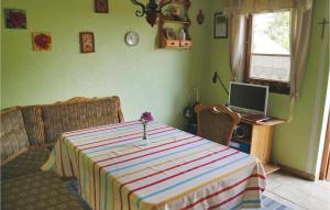 En eller flere senge i et værelse på Nice Home In Thierstein With Wifi