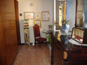 a living room with a desk and a chair at Hostal Victor in Oliana