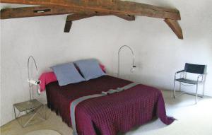 En eller flere senger på et rom på Awesome Home In St Georges Sur Baulche With 4 Bedrooms And Wifi