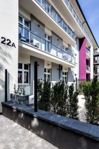 apartamentowiec w różowo-białej kolorystyce w obiekcie Apartamenty Nowa Kamienica Częstochowa Centrum Szymanowskiego 22A w mieście Częstochowa