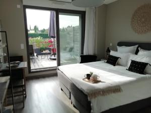1 dormitorio con 1 cama grande y balcón en Sweet Home studio Aix en Provence, terrasse, piscine, resto, en Aix-en-Provence