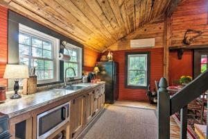 uma cozinha com um lavatório e um tecto de madeira em Ginny's Cabin em Spruce Pine